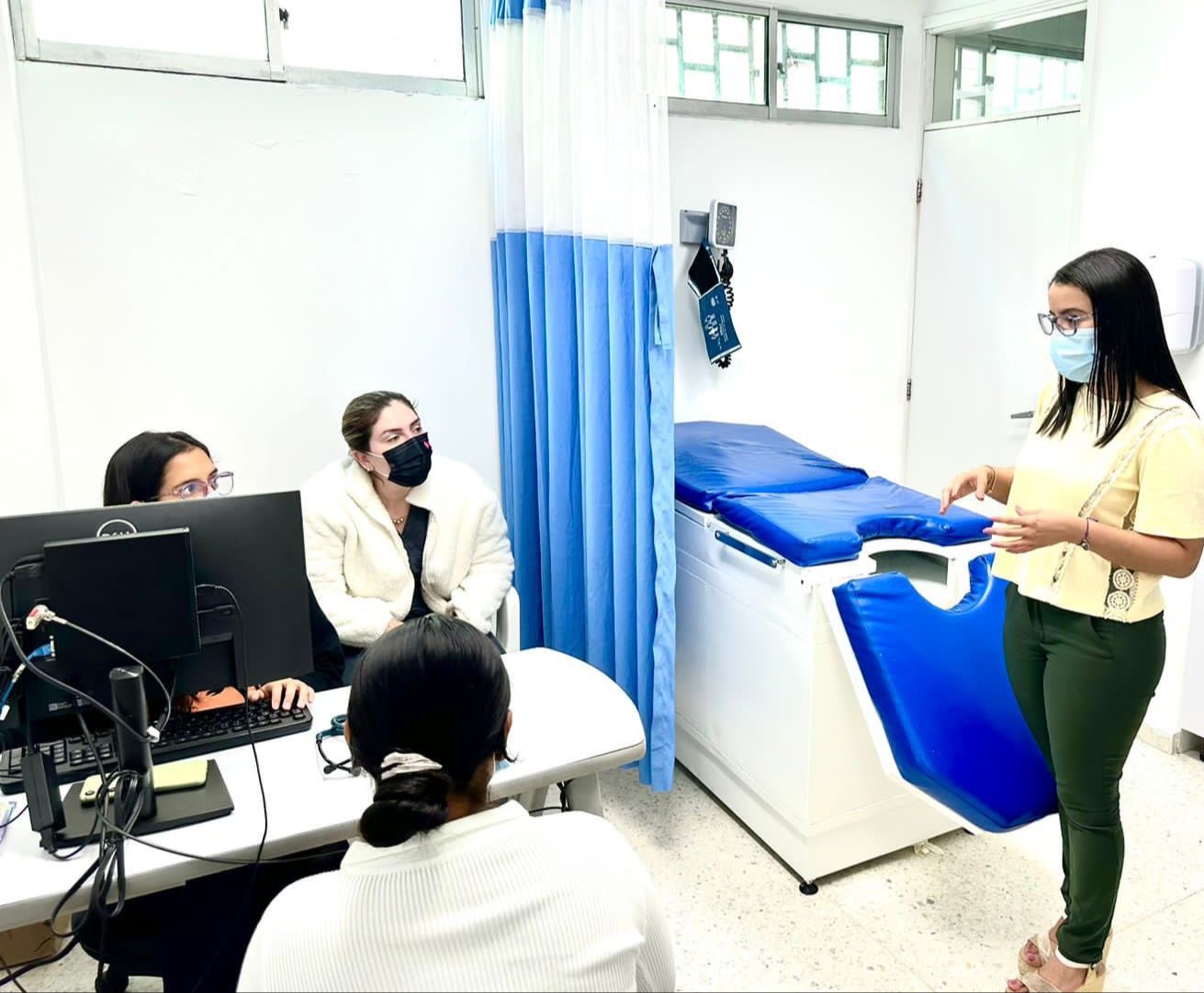 Secretaria de Salud en consultorio médico