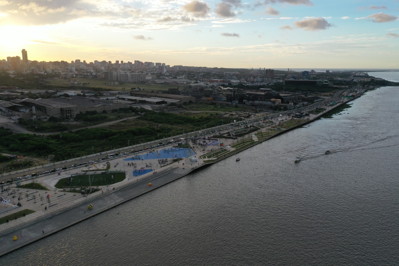 Panorámica aérea del Malecón y el rio Magdalena