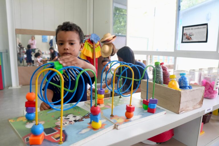 Niño jugando en salón 