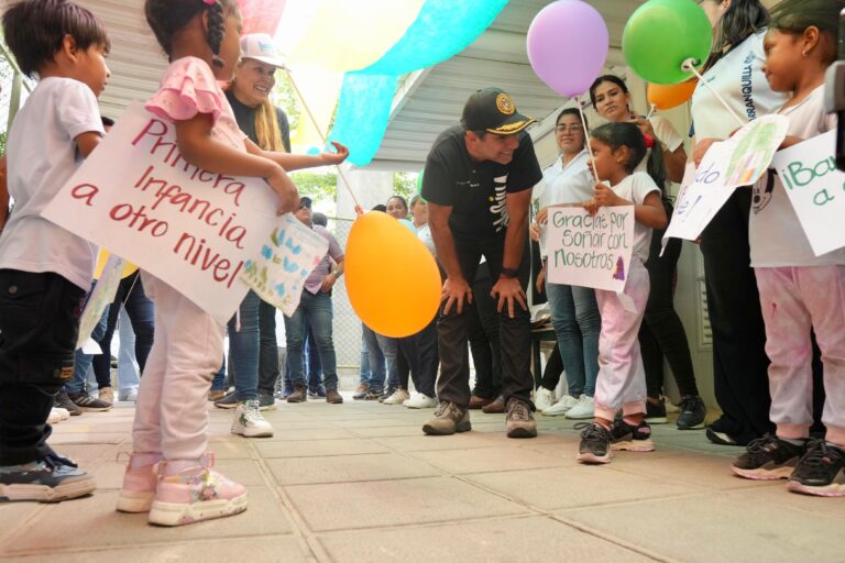 Alcalde Char con un grupo de niños en CDI