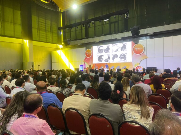 Panorámica salón asistentes a congreso 