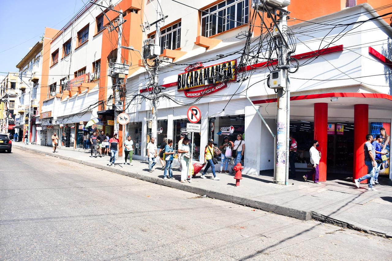 Calle con negocios en el centro de Barranquilla