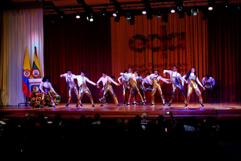 Danzantes en tarima de auditorio