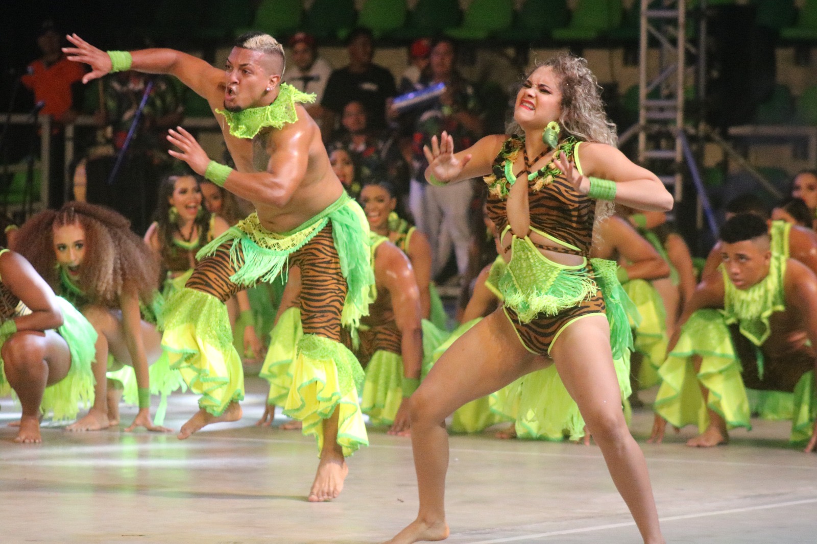 Pareja de bailarines bailando