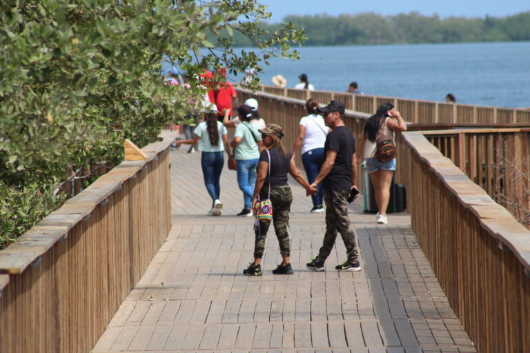 Turistas recorren muelle de Mallorquín 