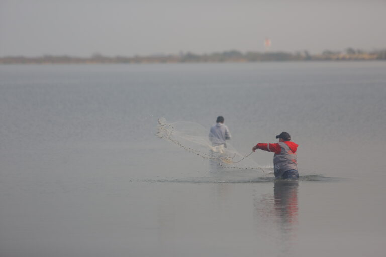 Pescadores en playa Puerto Mocho