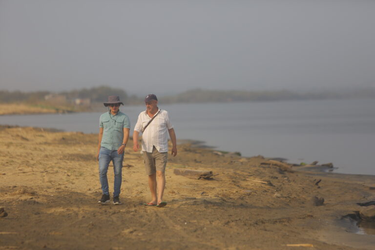 Caminantes en Playa Puerto Mocho