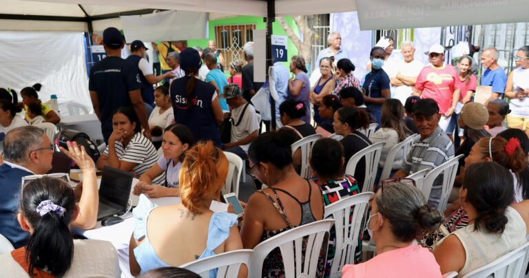 Ciudadanos en la feria 