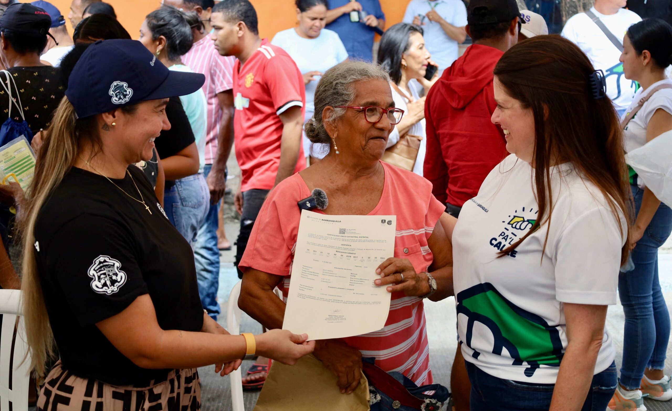 Ciudadanos en la feria en barrio El Bosque