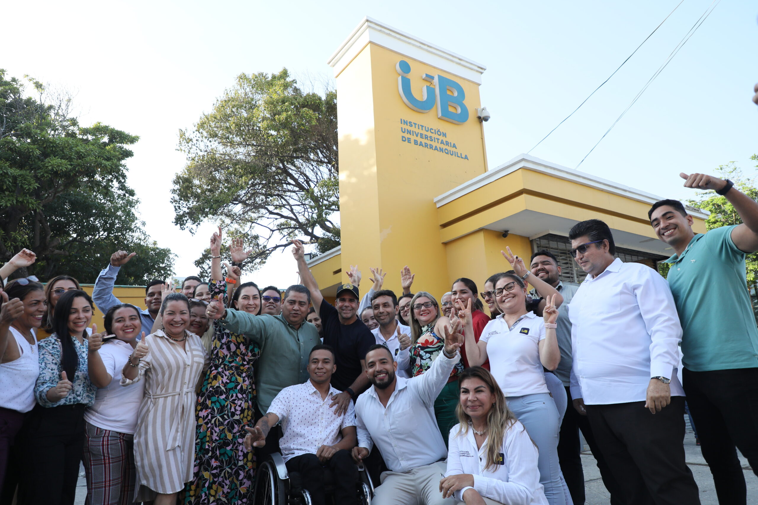 Funcionarios y alcalde de Barranquilla en la entrada de la IUB