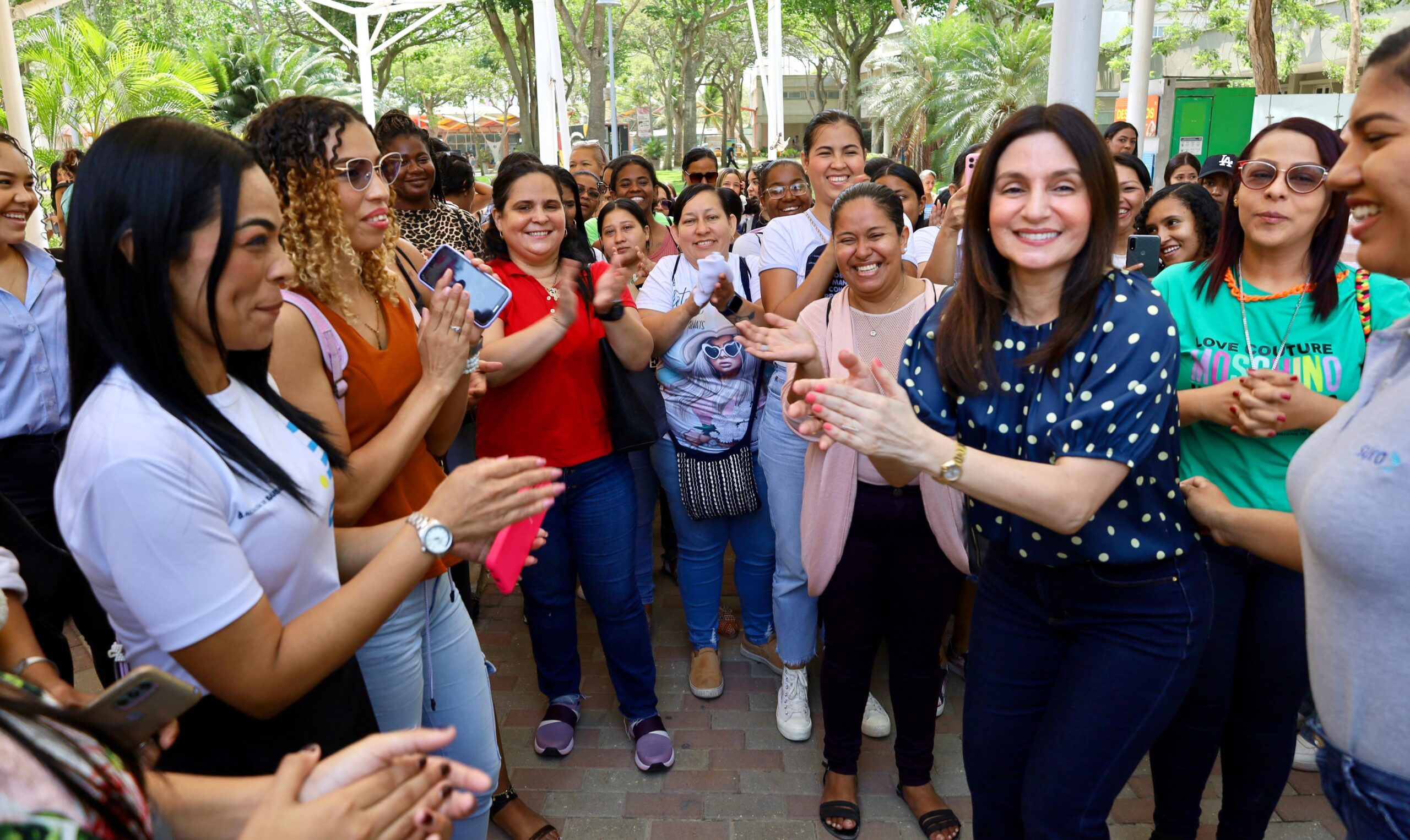 Grupo de mujeres con Katia Nule