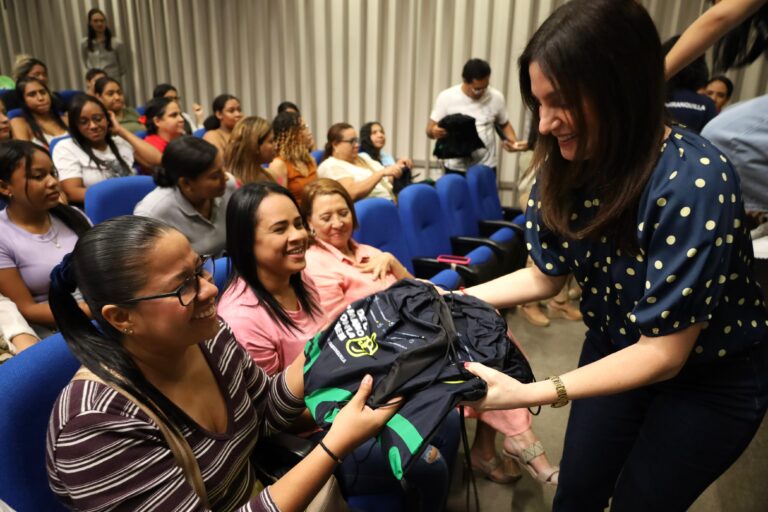 Katia Nule entregando obsequio a mujeres