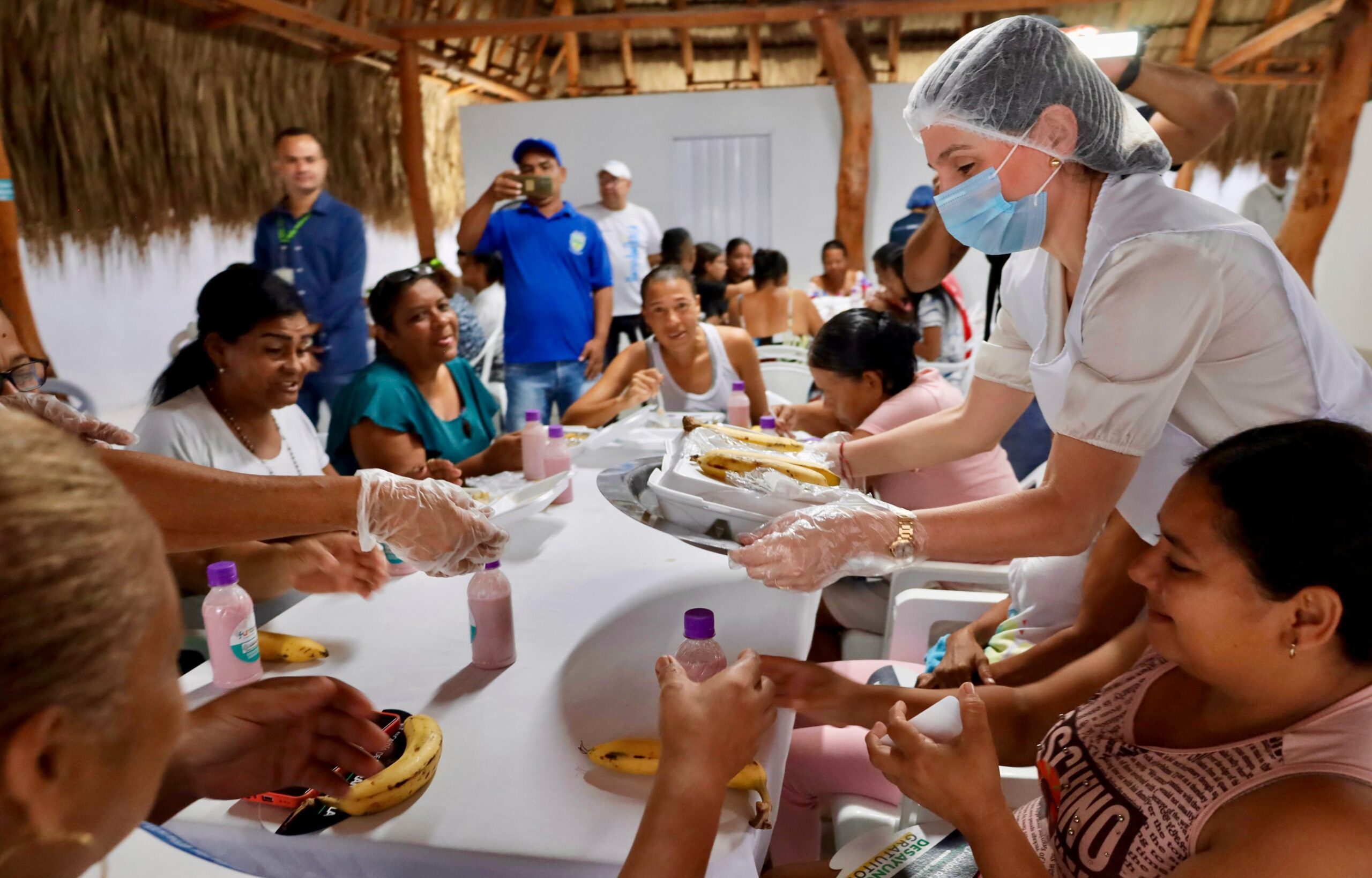 Katia Nule entregando comida a beneficiarios.