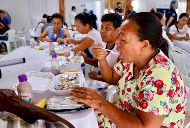 Mujeres en comedor consumiendo alimentos