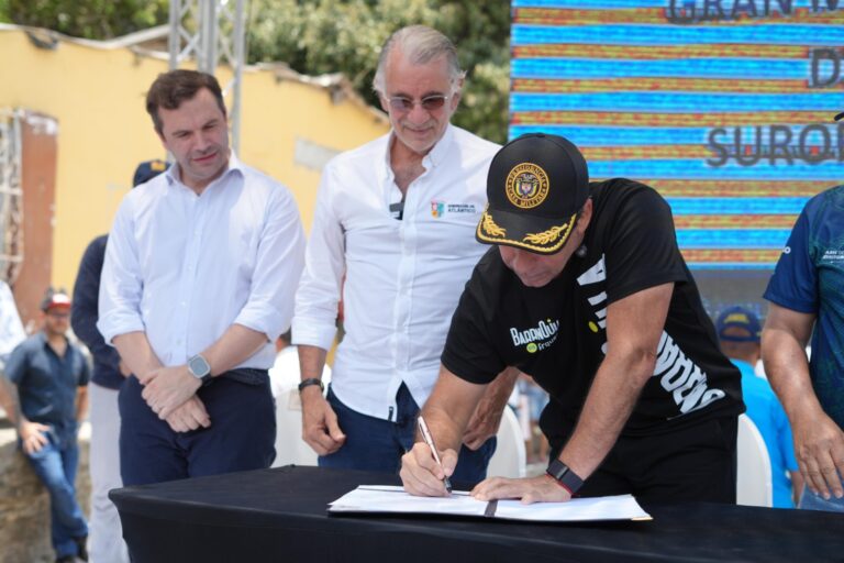 Alcalde Alejandro Char firmando documento