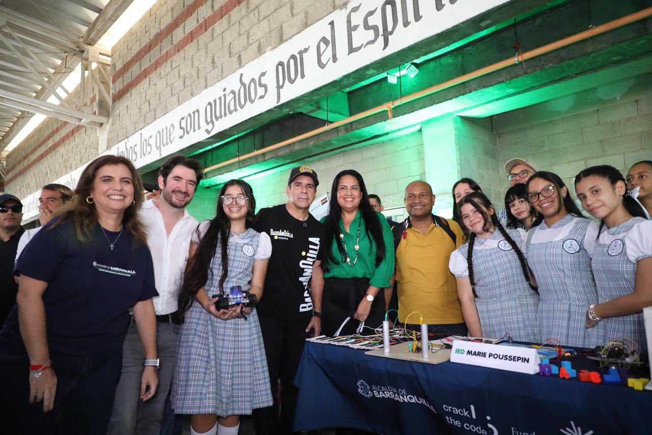 Alcalde Char con jóvenes estudiantes