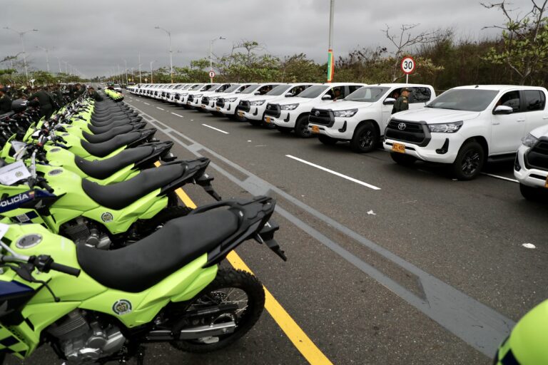 Panorámica de motos y vehículos para la Policía