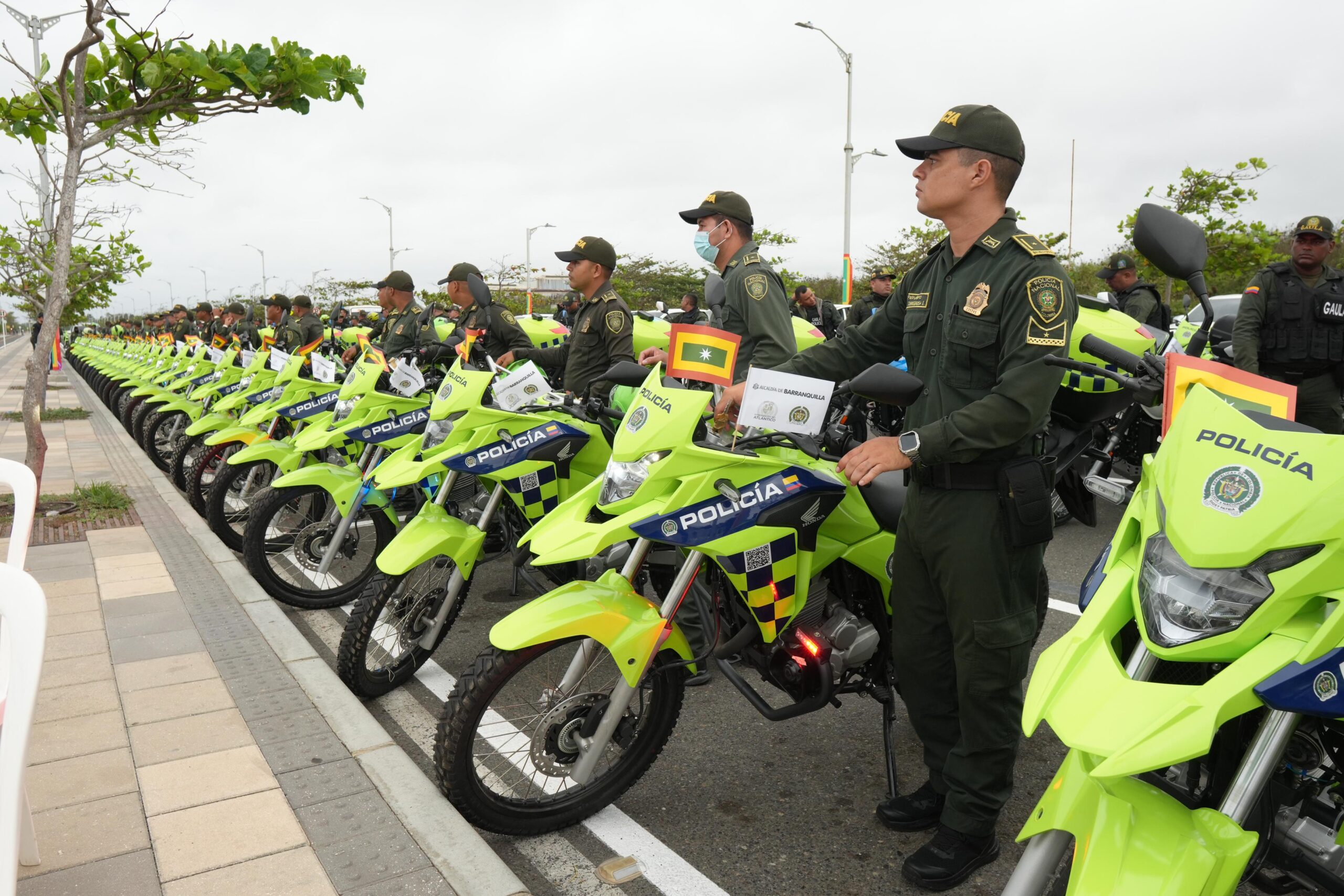 Policías con motos nuevas