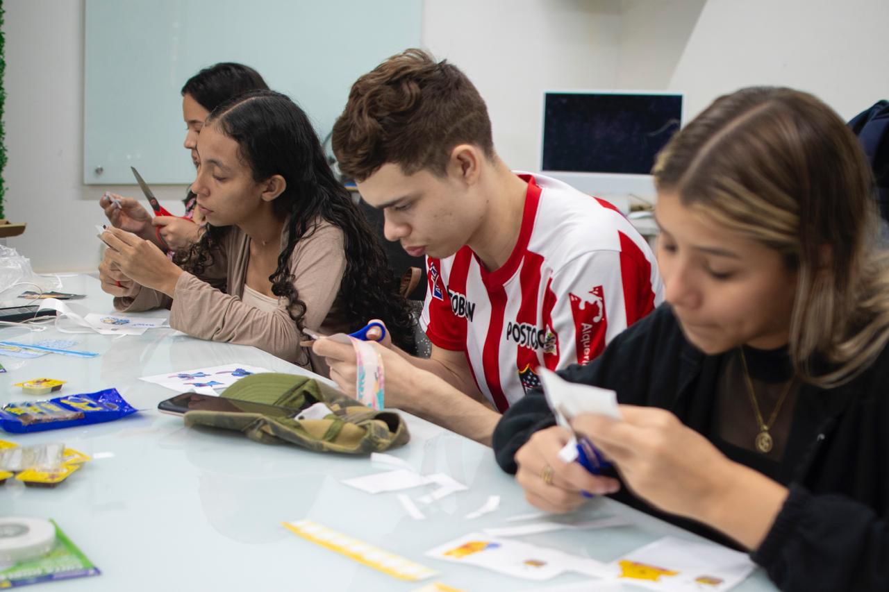 Jóvenes recortando papel en clases