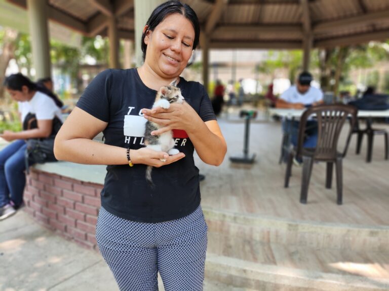 Mujer con gato adoptado