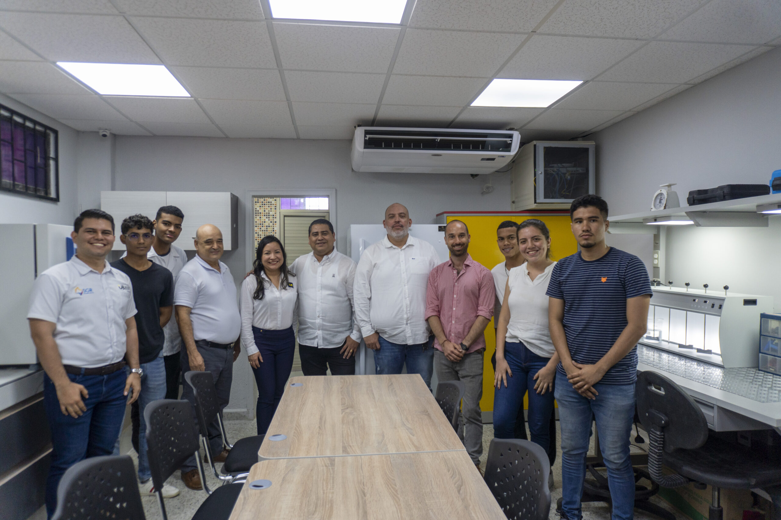 Funcionarios en el Laboratorio de aguas