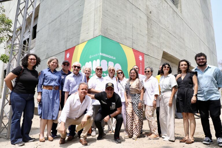 Alcalde Char con invitados en Museo de Arte Moderno