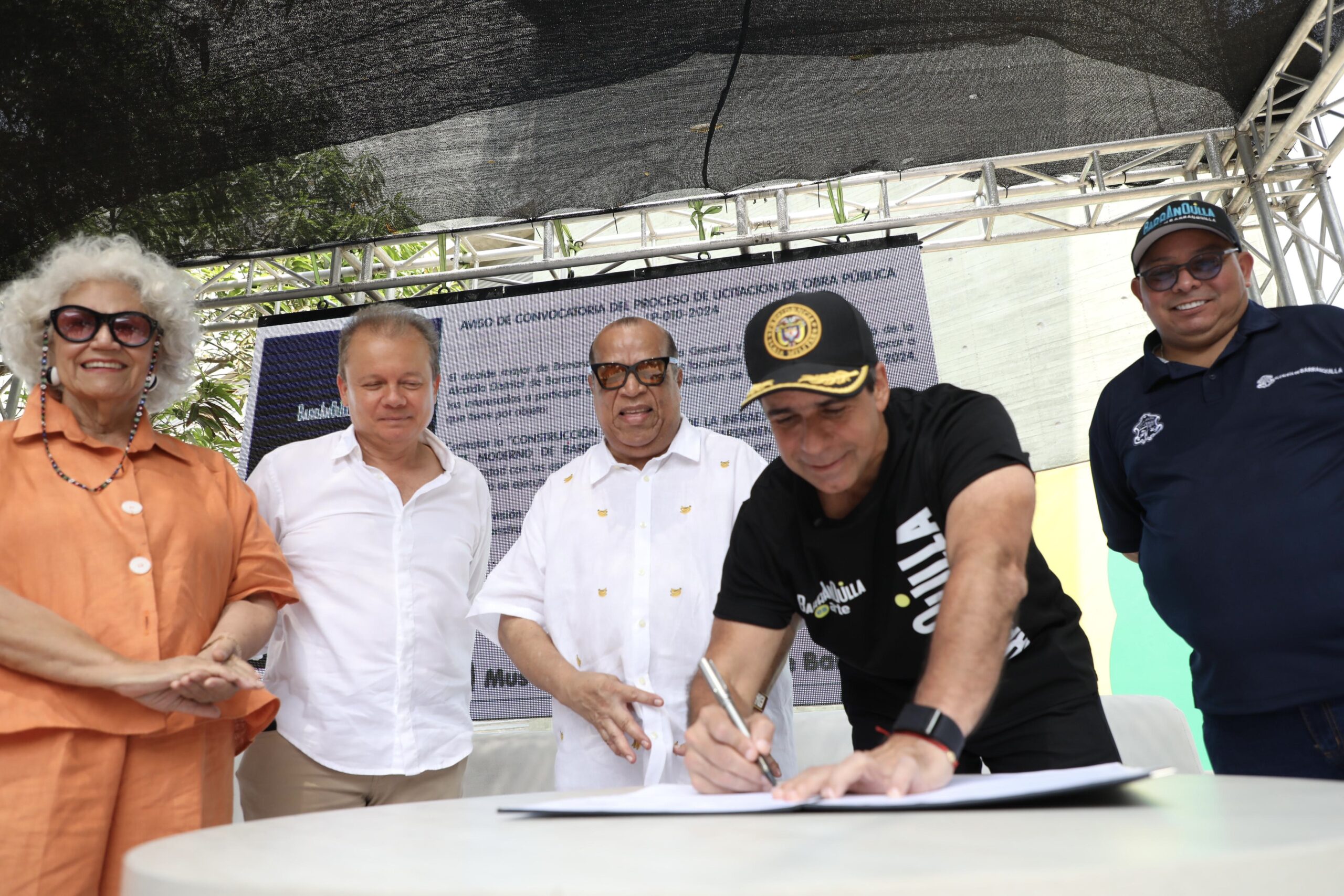 Alcalde Char firmando documento del Museo de Arte Moderno.