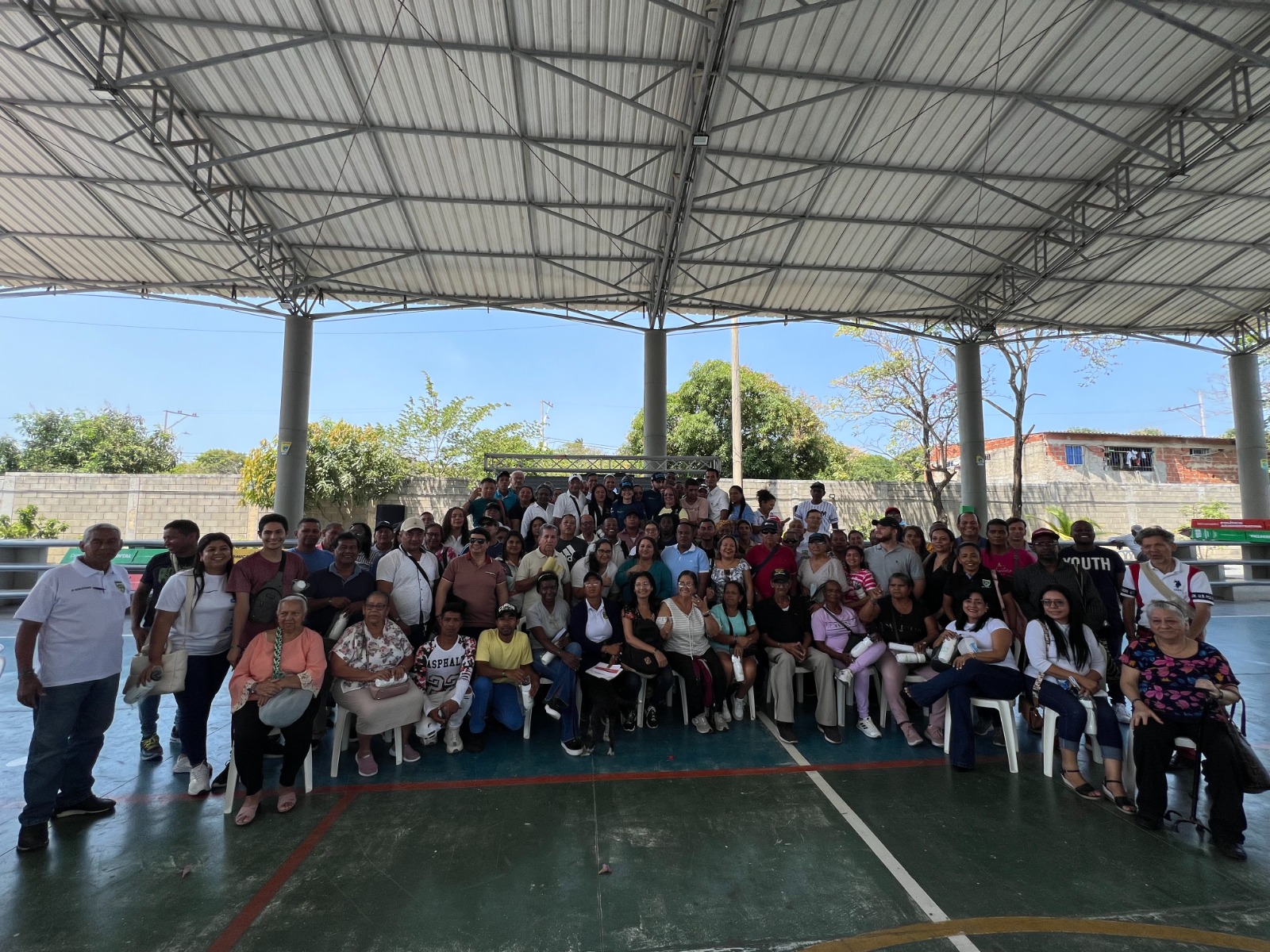 Panorámica de ciudadanos participantes en reunión