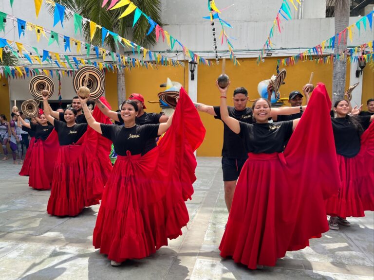 Jóvenes bailando cumbia