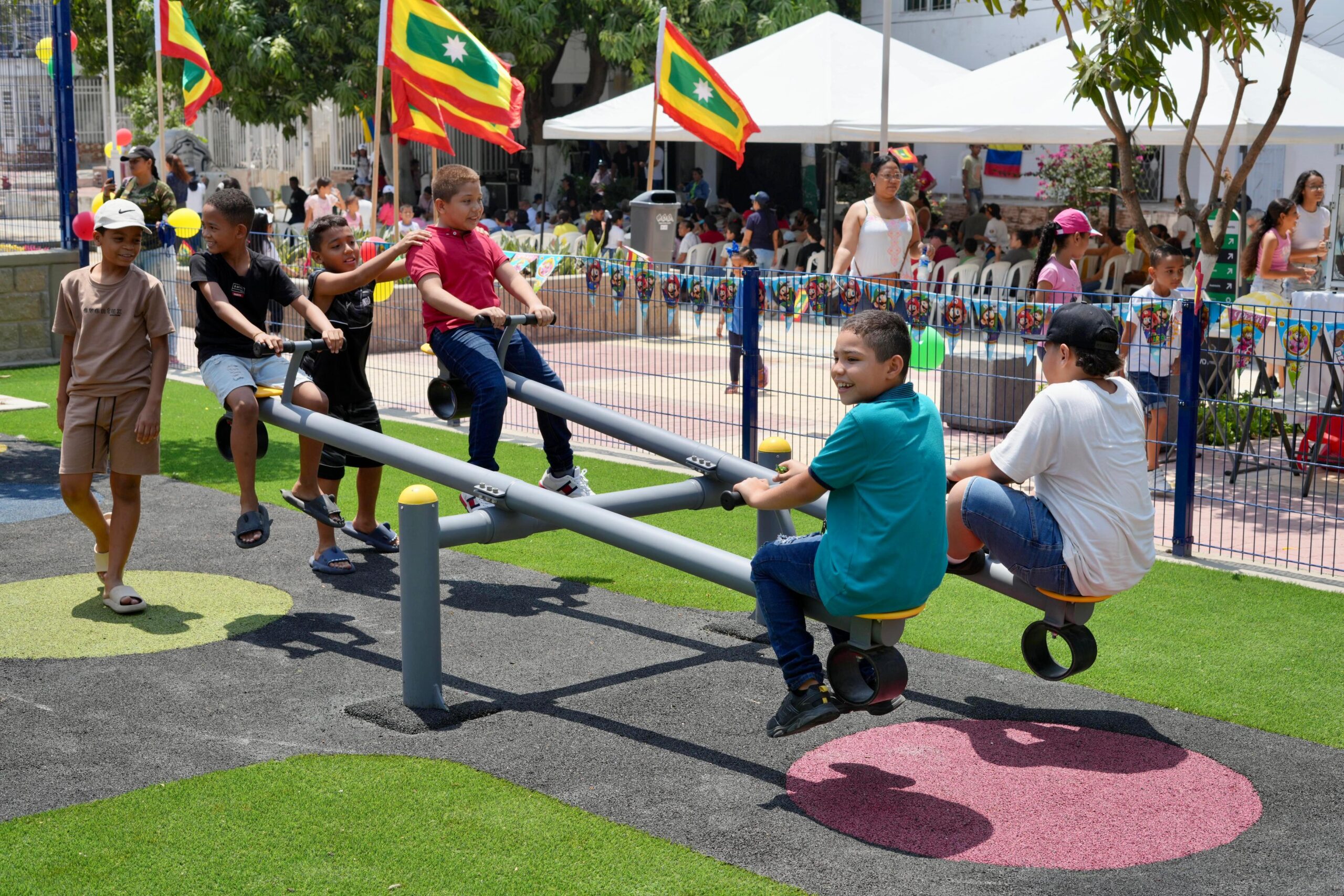 Niños jugando en parque Pequeños Gigantes