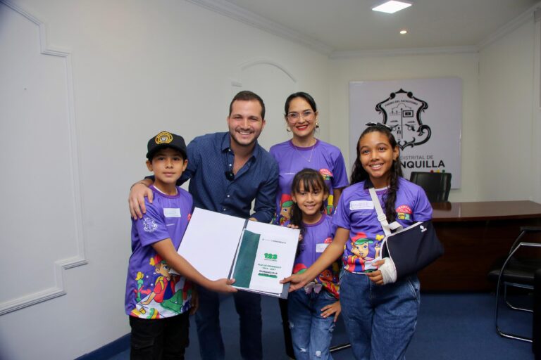 Presidente del Concejo distrital con niños