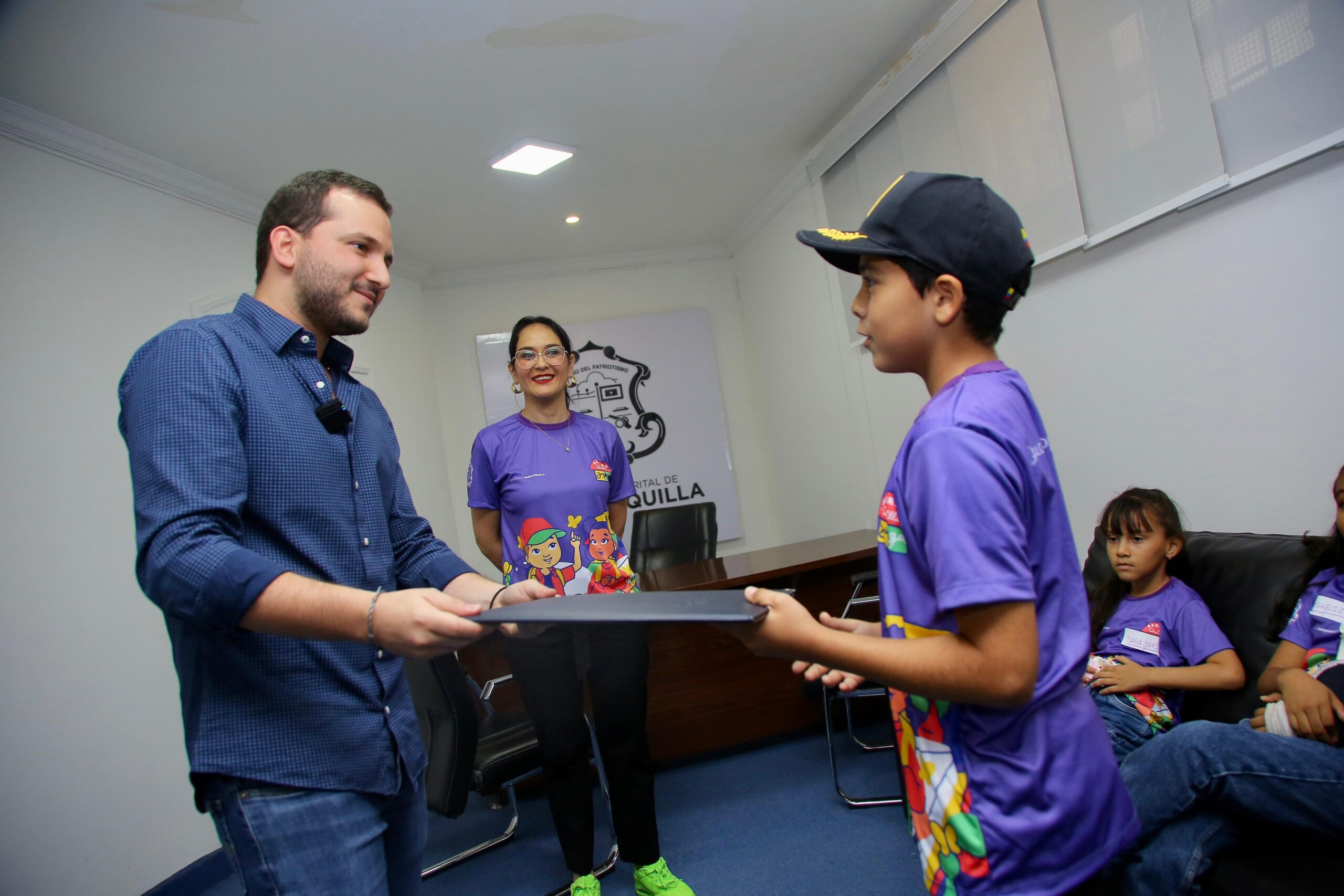 Niño entregando carpeta al presidente del Consejo