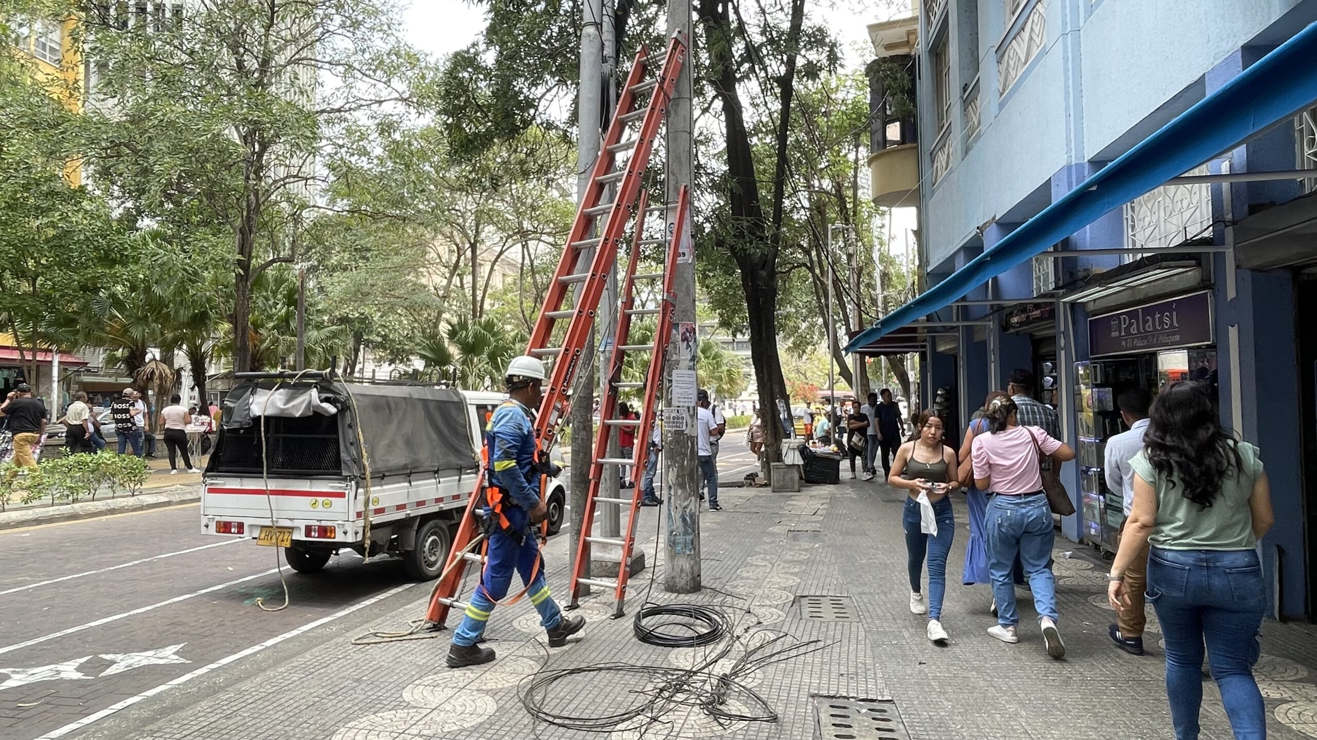 Distrito avanza en la regulación del cableado aéreo de la ciudad