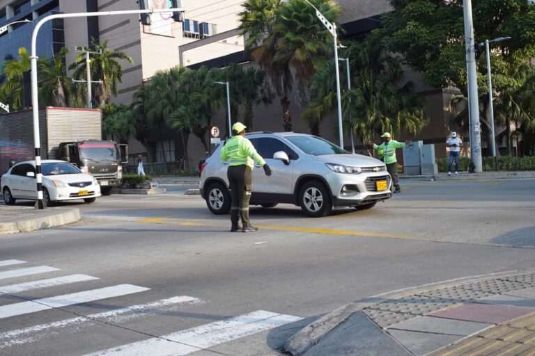 Reguladora de Tránsito dirigiendo el tráfico