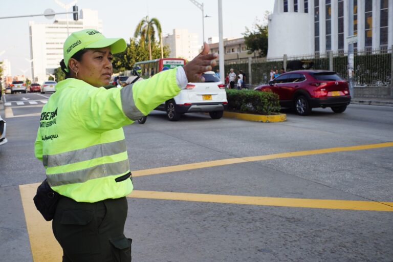 Reguladora de Tránsito señalizando con las manos