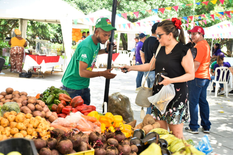 Mujer comprando en Mercado A Tu Barrio