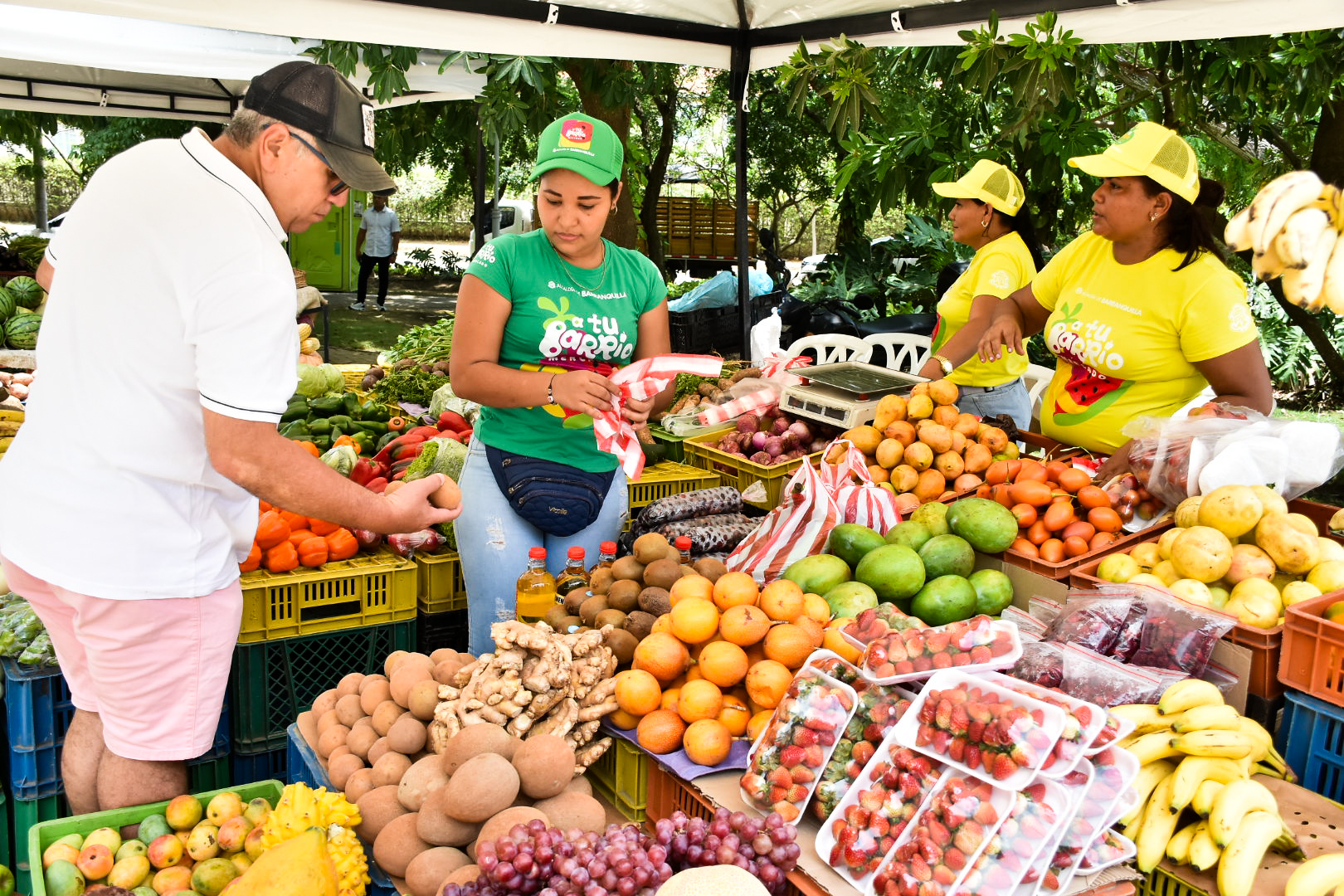 Personas comprando frutas en Mercado 'A Tu Barrio'