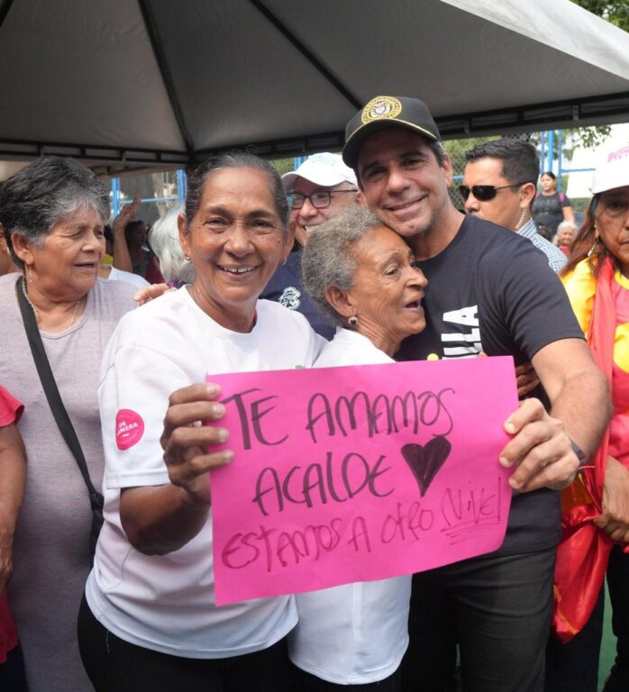 Mujeres abrazan al Alcalde Char con pancarta