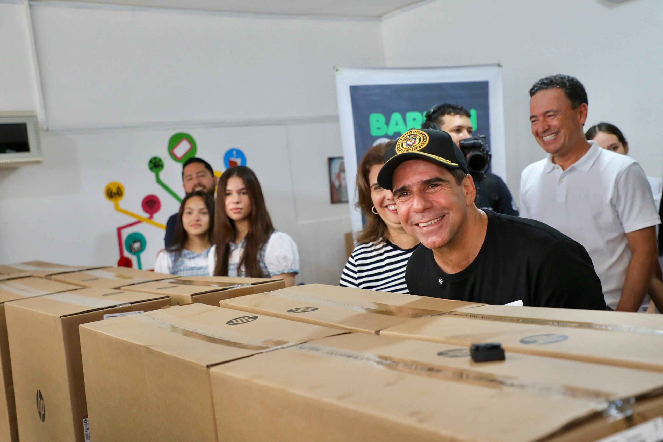 Alcalde Char con las cajas de computadores Programa +Educación + Innovación