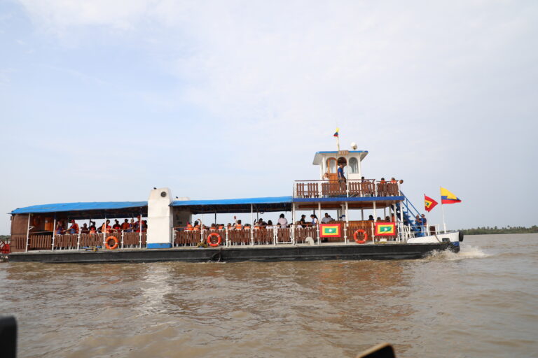 Embarcación de paseo por el río