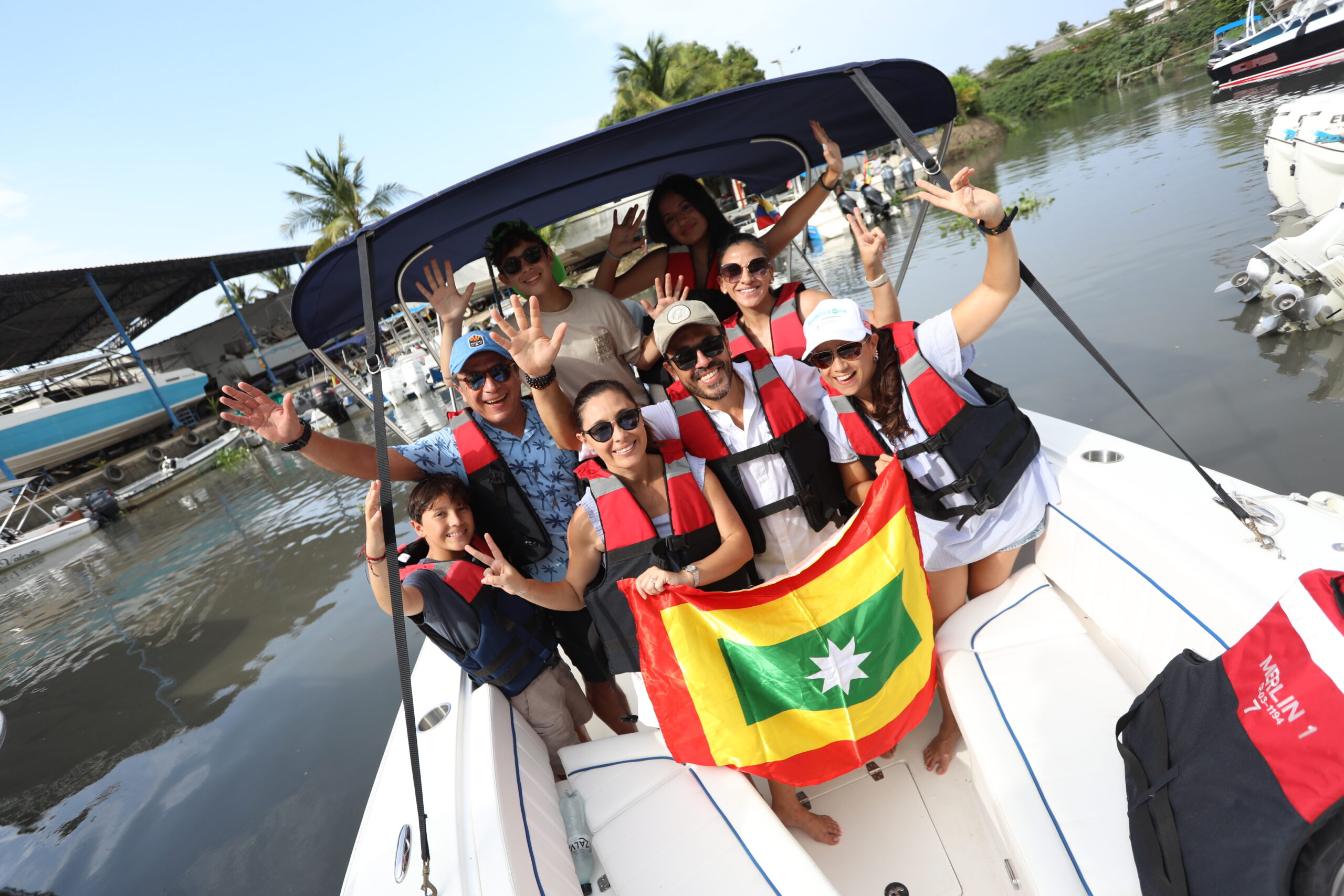 Personas en un bote navegando por el Río