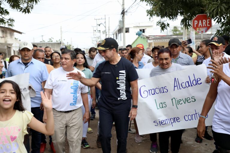 Alcalde con comunidad en lanzamiento de Barrios a la Obra en Las Nieves