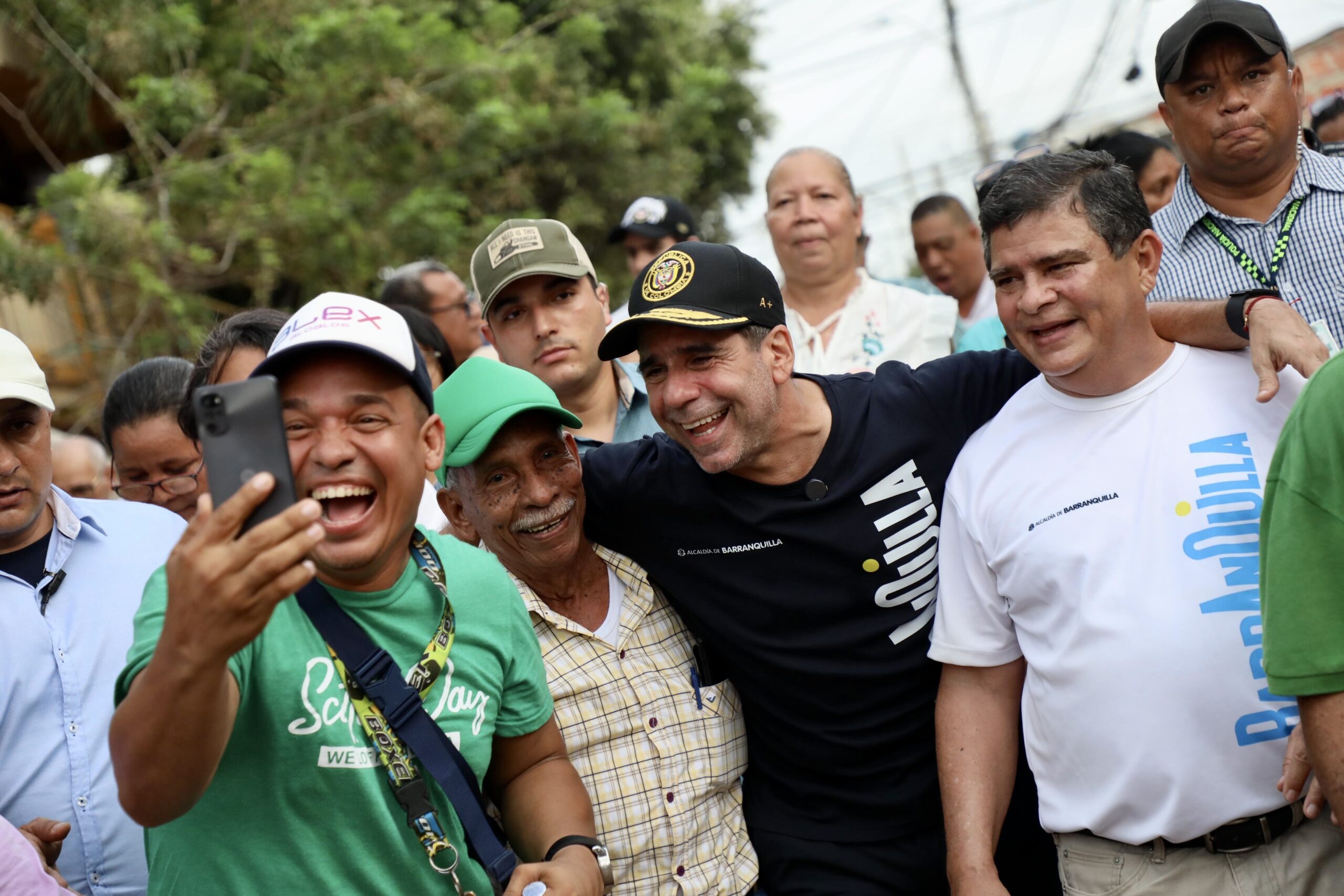 El alcalde Alejandro Char con personas de Las Nieves