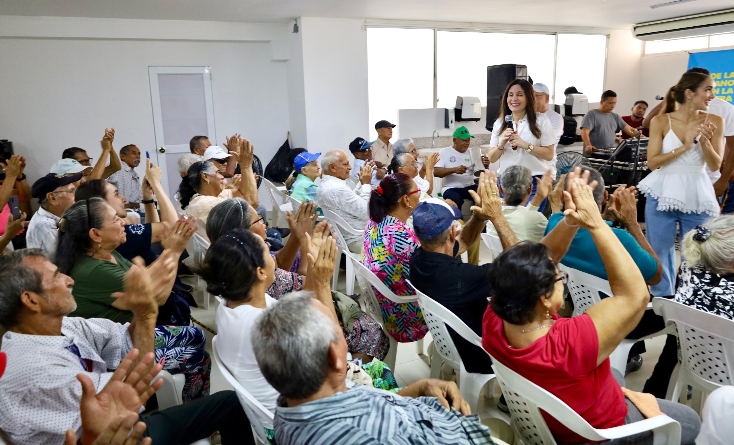 Actividad con adultos mayores en centros de vida, con la Primera Dama