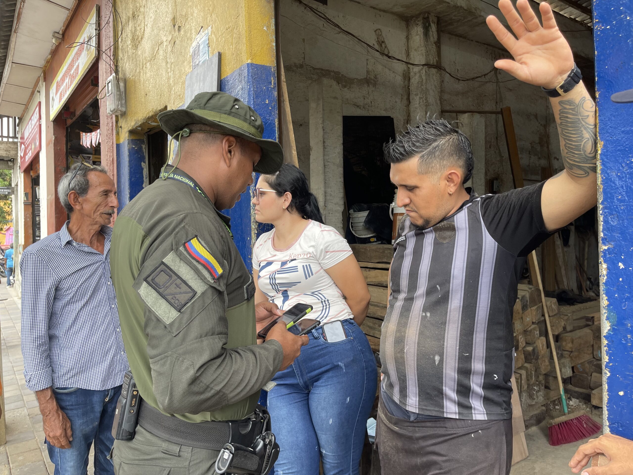 Policía poniendo un comparendo