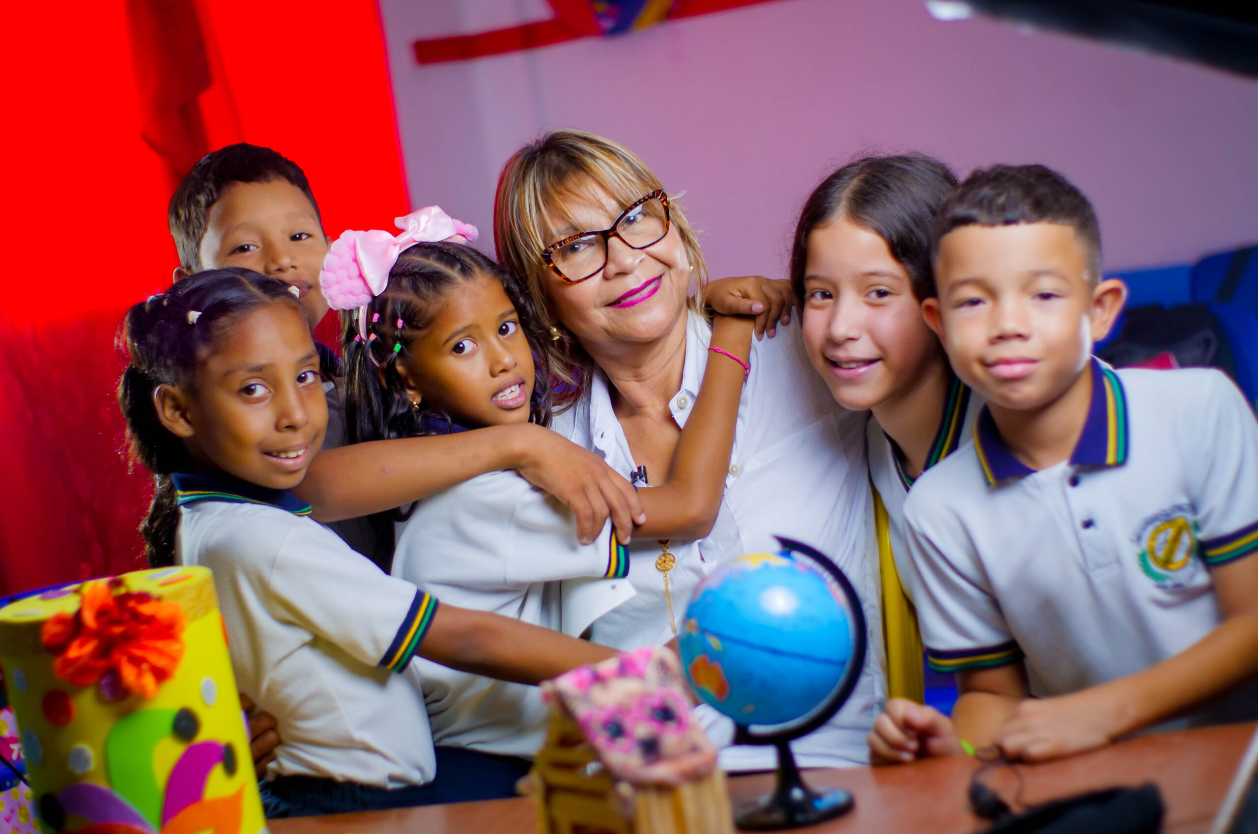 Maestra es abrazada por sus alumnos