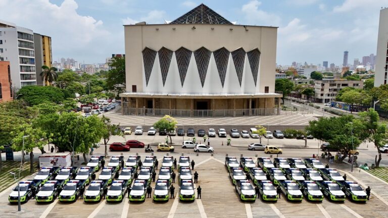 40 camionetas de la Policía Nacional en la Plaza de la Paz