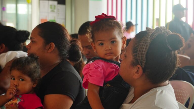 Grupo de madres e hijos siendo atendidos en el programa Primera Infancia