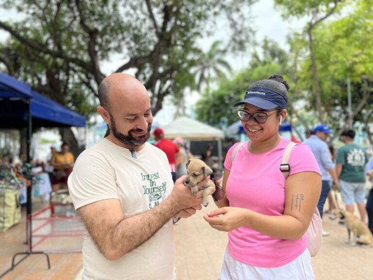 Pareja con su mascota canina