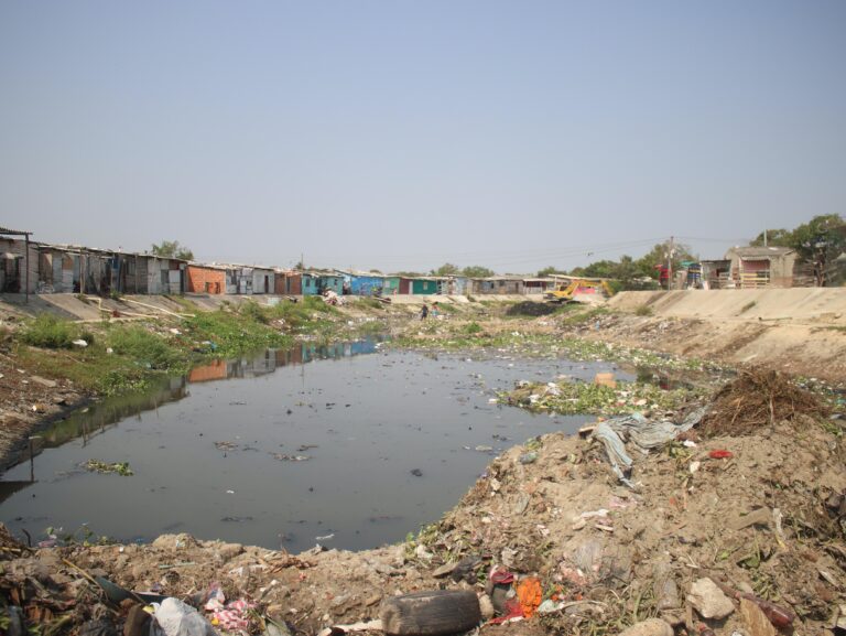 Barrio con agua estancada